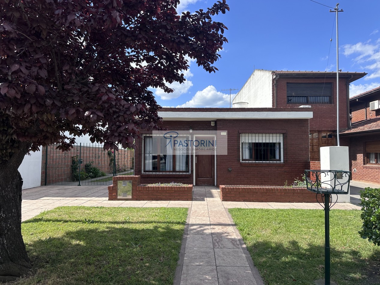Impecable casa con parque en venta 