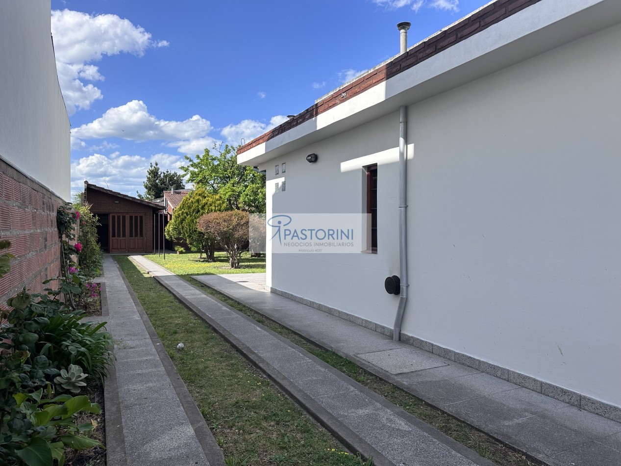 Impecable casa con parque en venta 