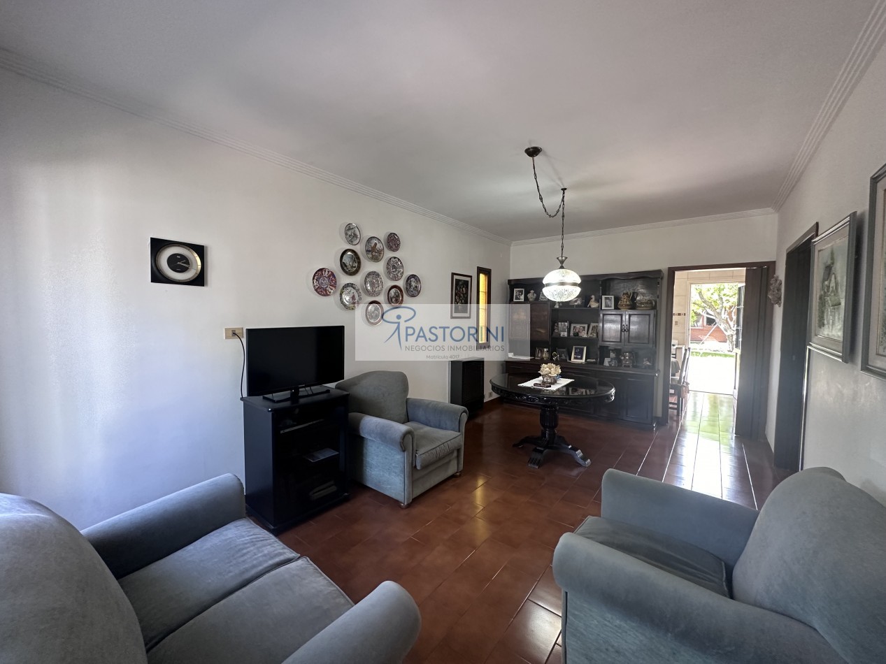Impecable casa con parque en venta 
