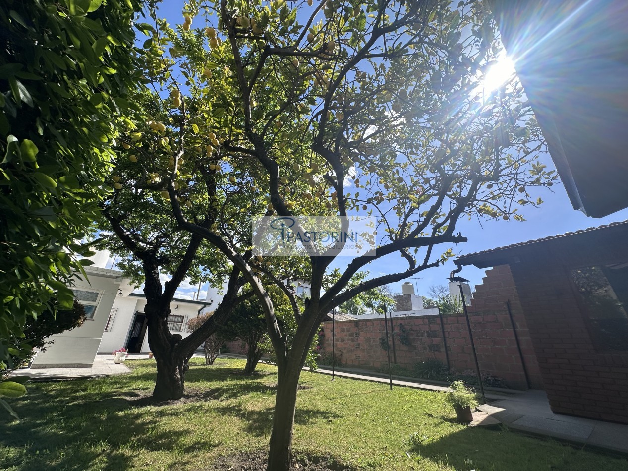 Impecable casa con parque en venta 
