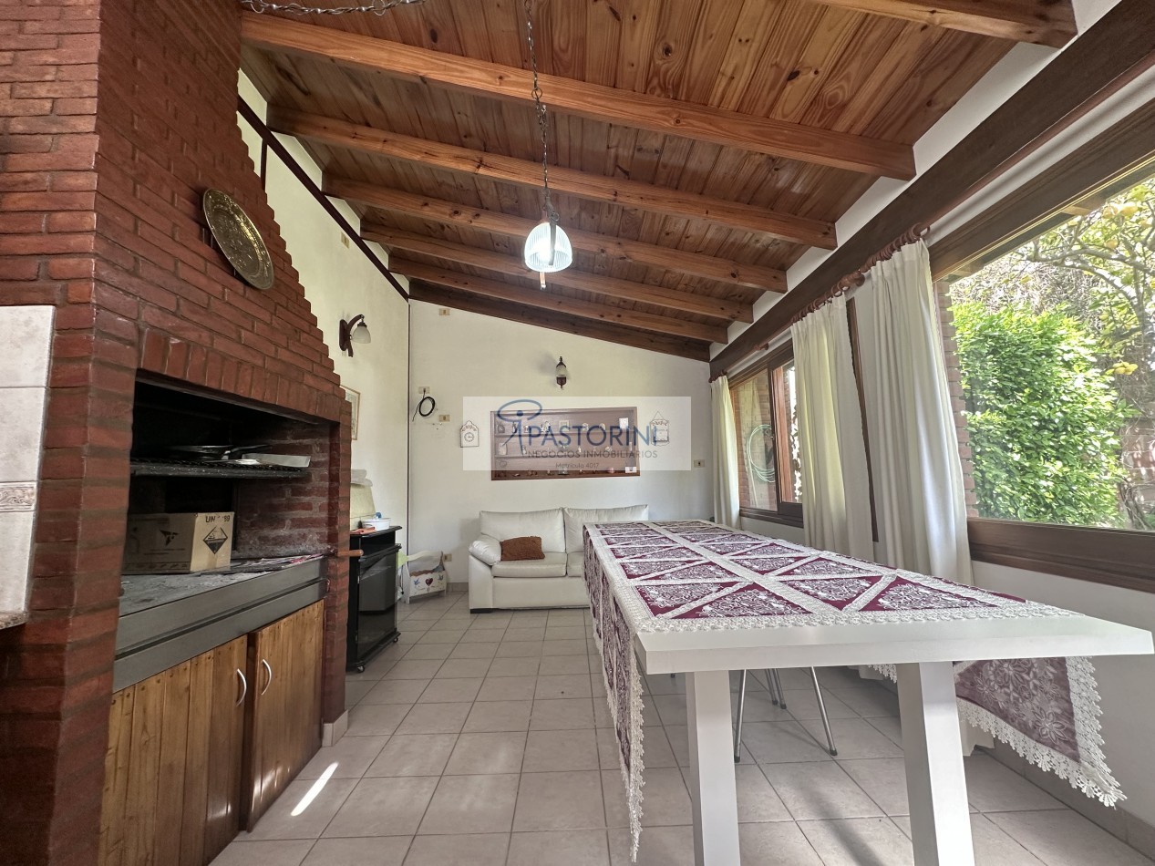 Impecable casa con parque en venta 