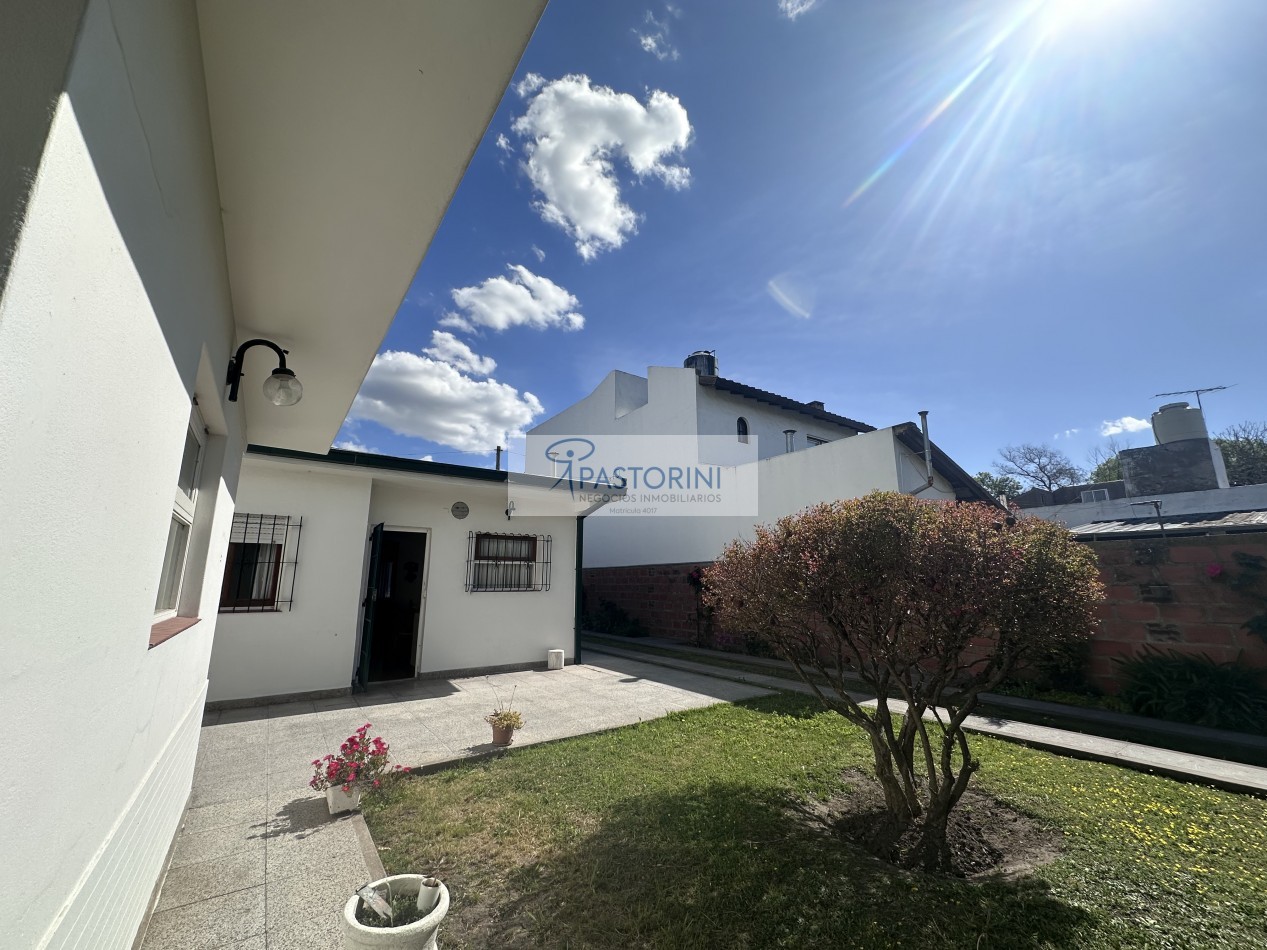 Impecable casa con parque en venta 