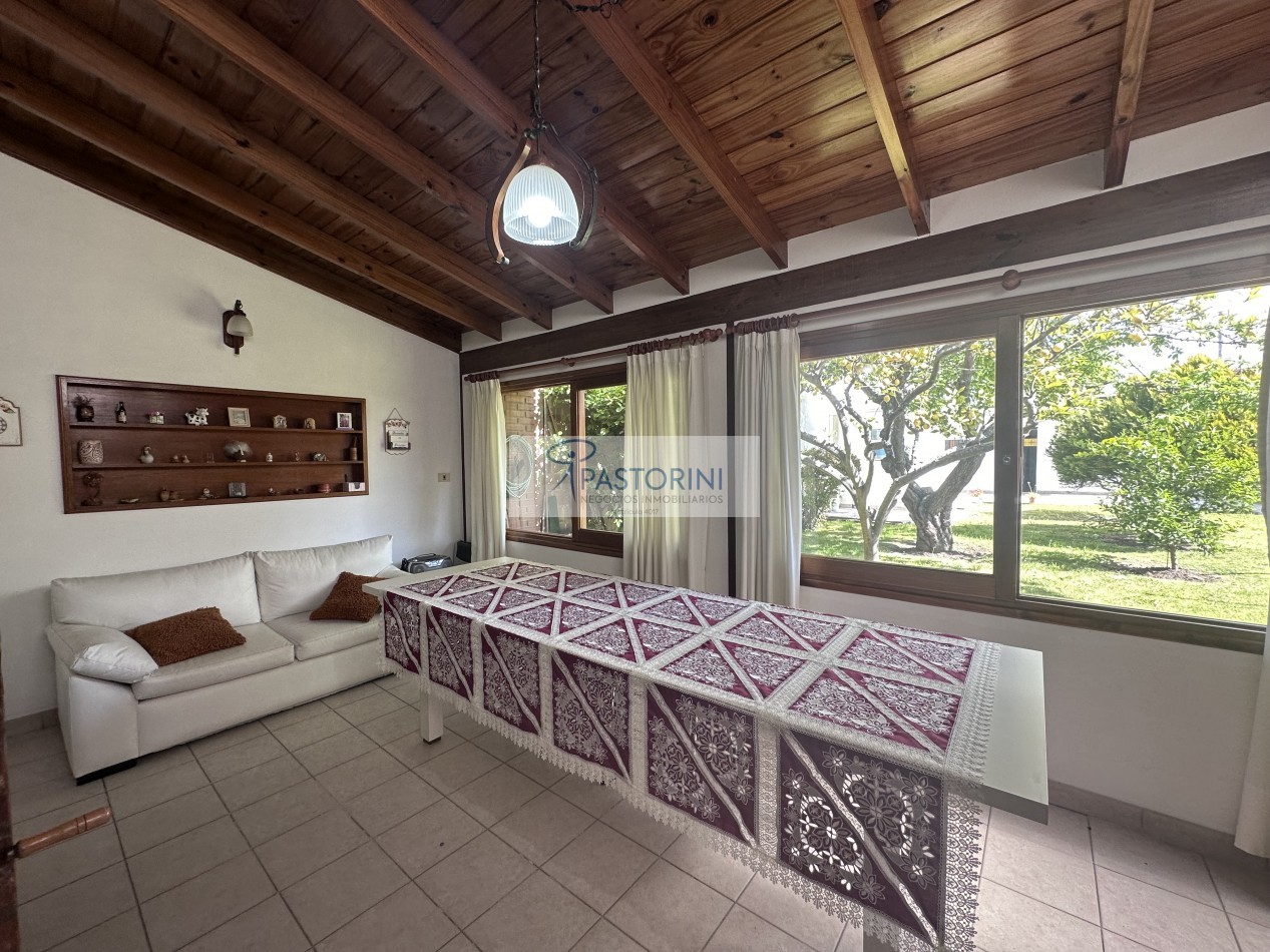 Impecable casa con parque en venta 