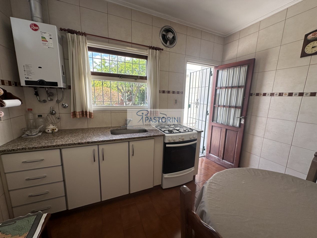 Impecable casa con parque en venta 