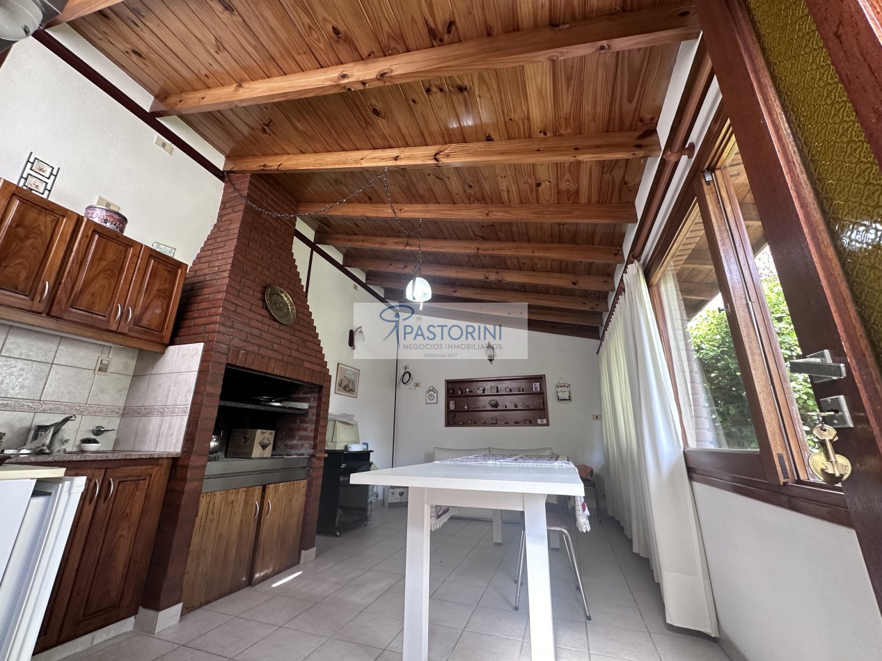 Impecable casa con parque en venta 