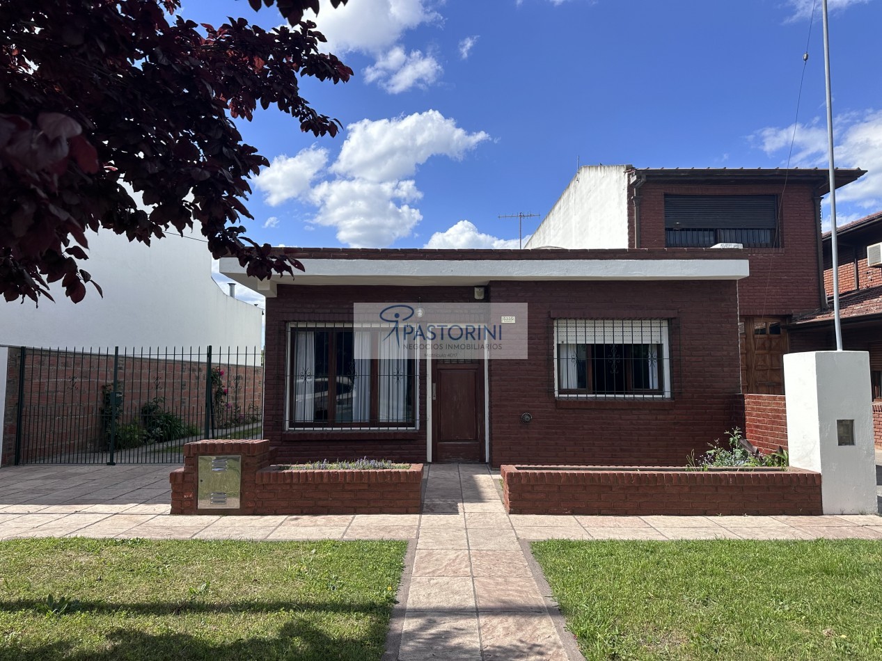 Impecable casa con parque en venta 