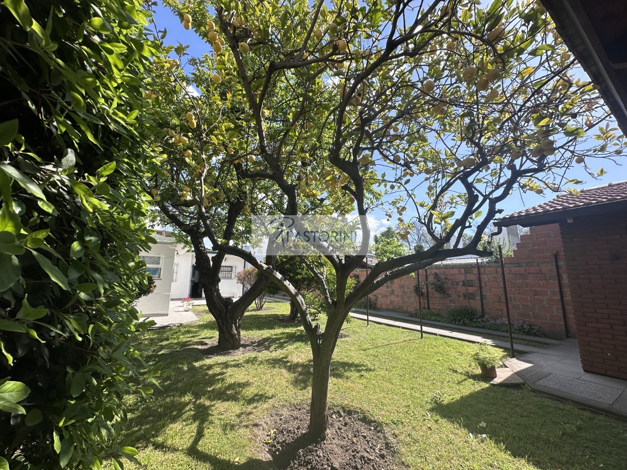 Impecable casa con parque en venta 