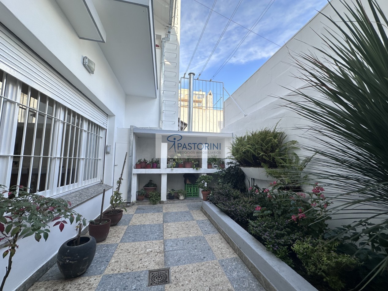 HERMOSA CASA EN BARRIO LA PERLA