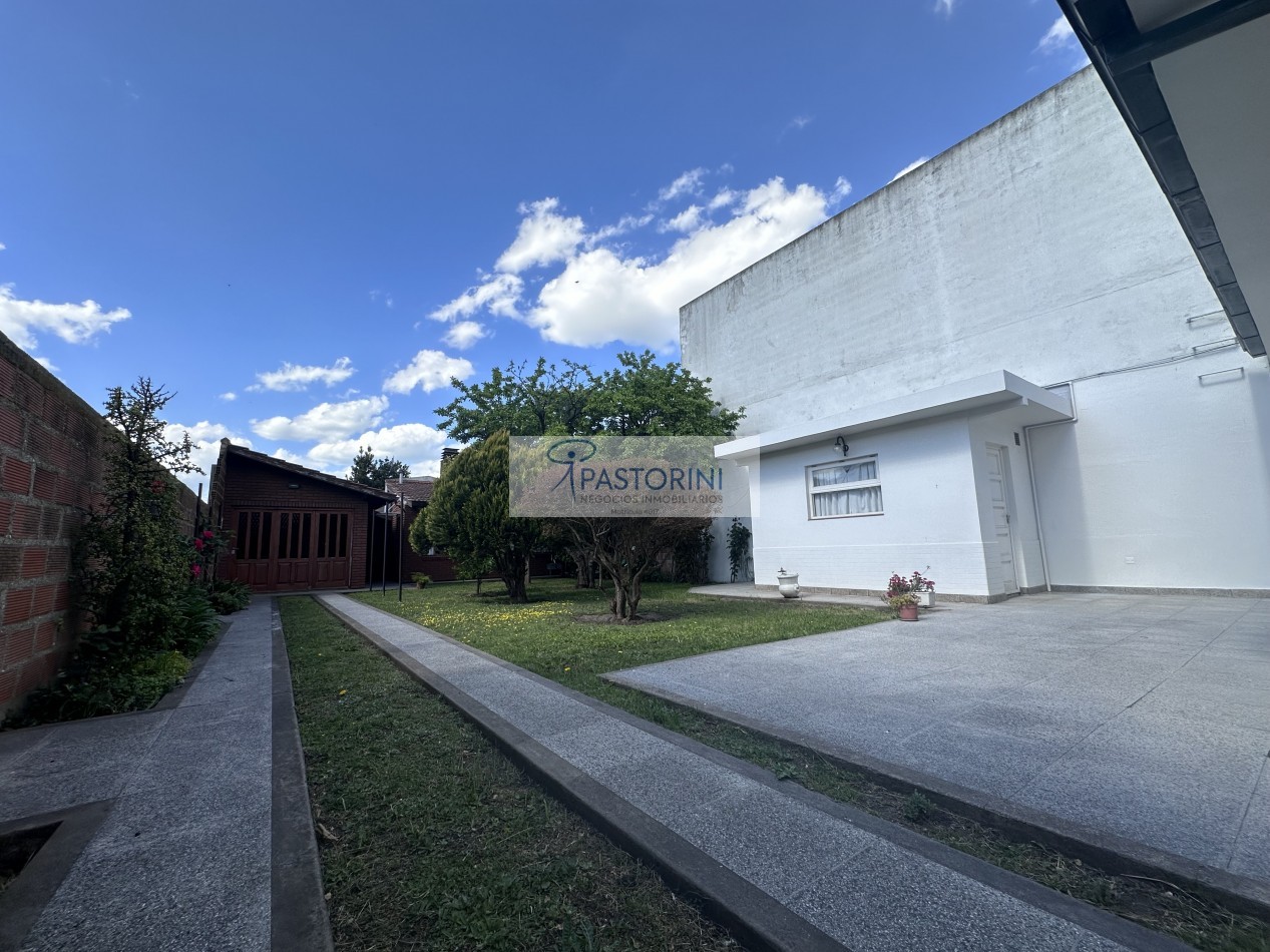 Impecable casa con parque en venta 