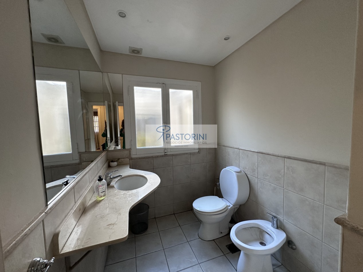 Alquilamos ideal centro de oficinas y/o consultorios