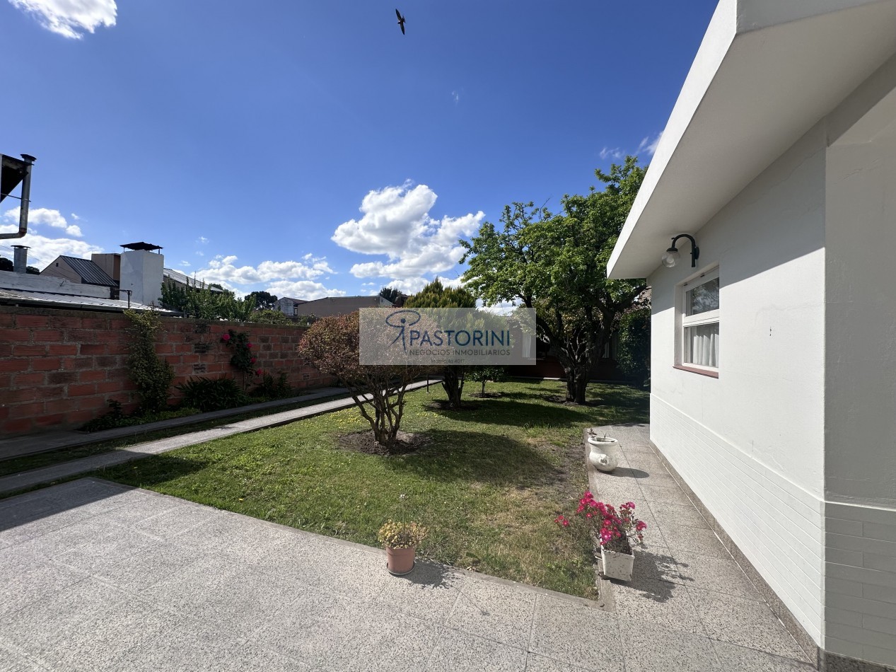 Impecable casa con parque en venta 