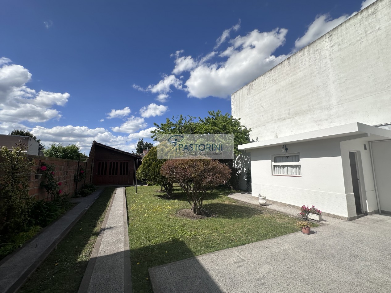 Impecable casa con parque en venta 