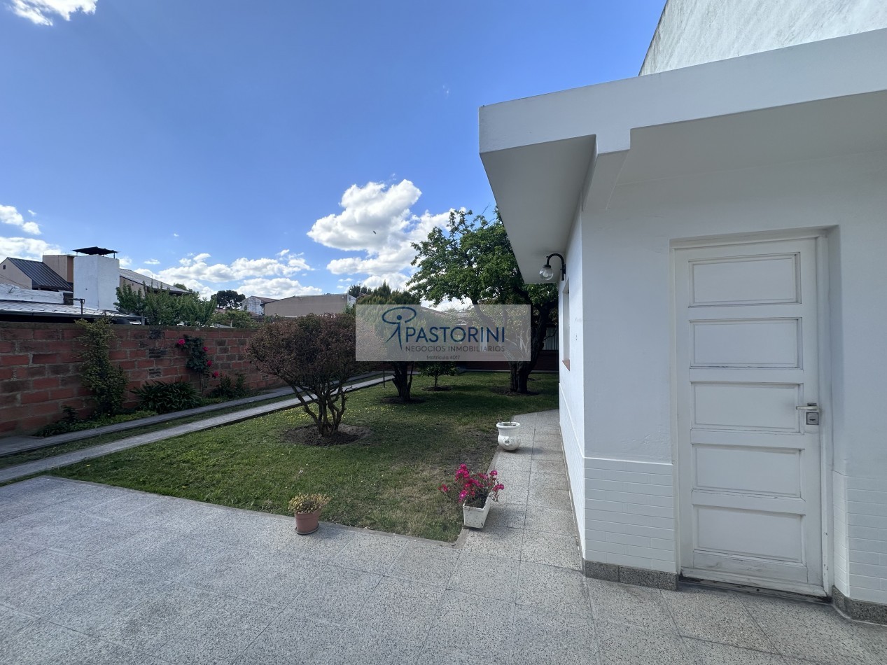Impecable casa con parque en venta 