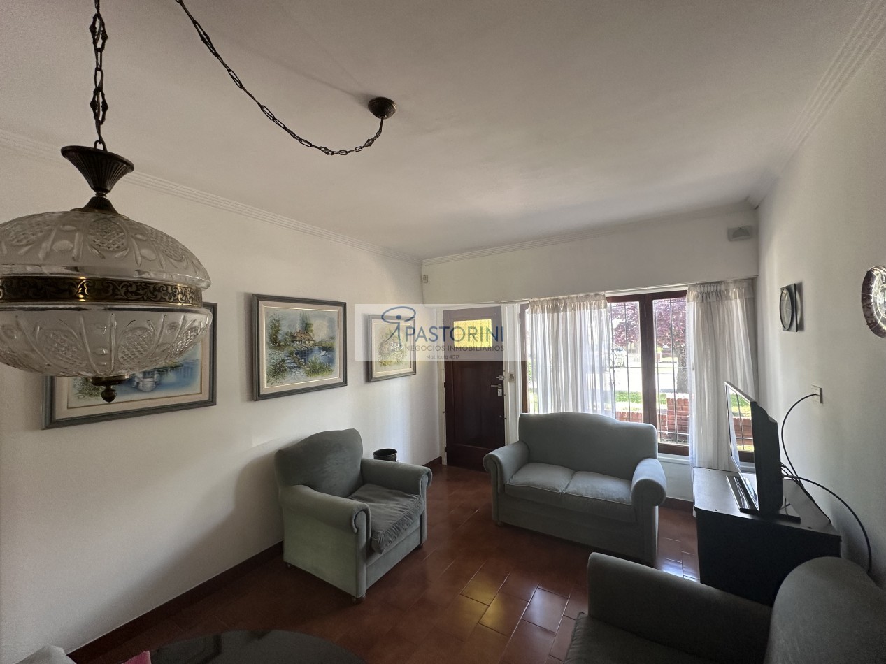 Impecable casa con parque en venta 