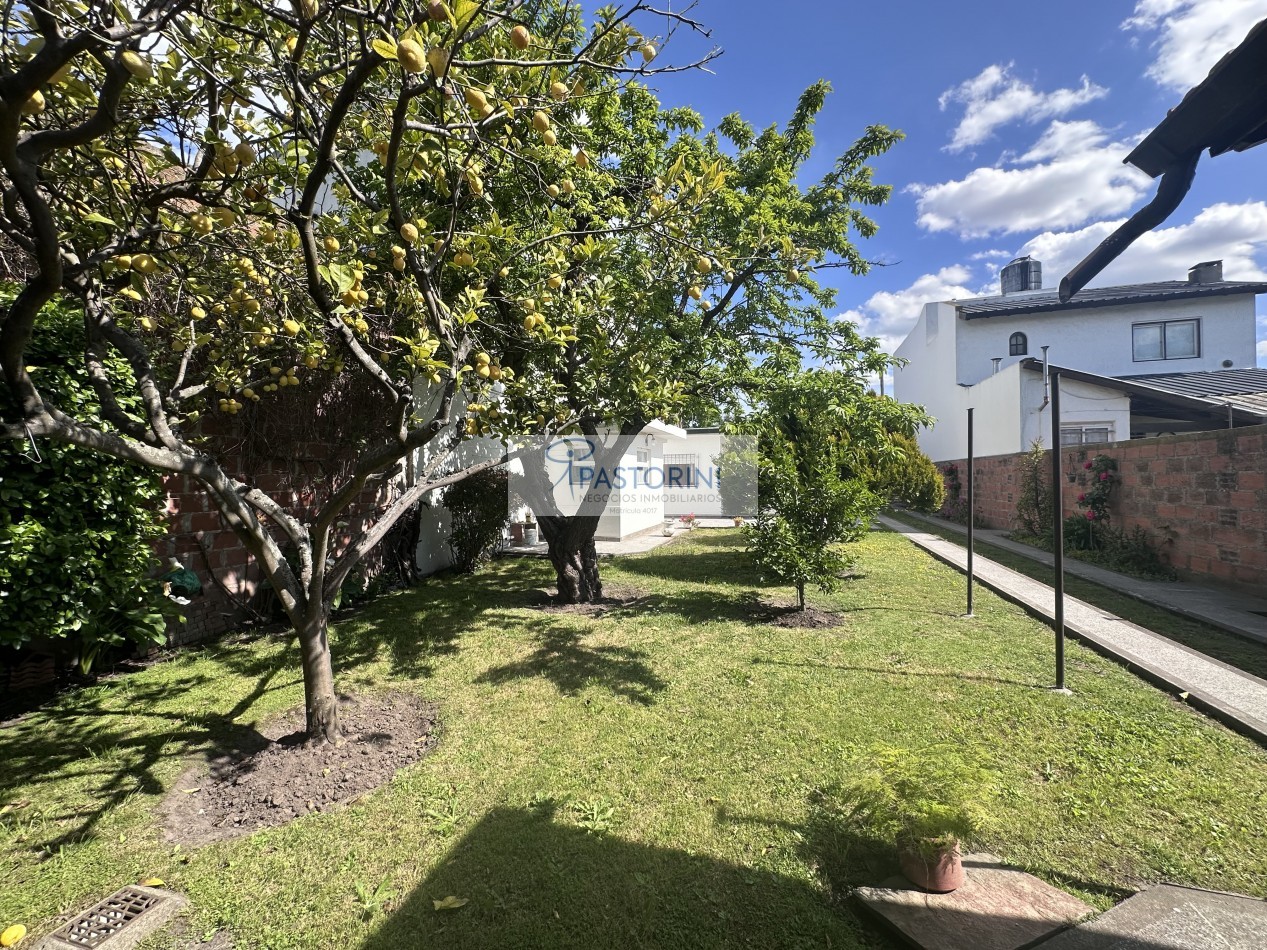 Impecable casa con parque en venta 