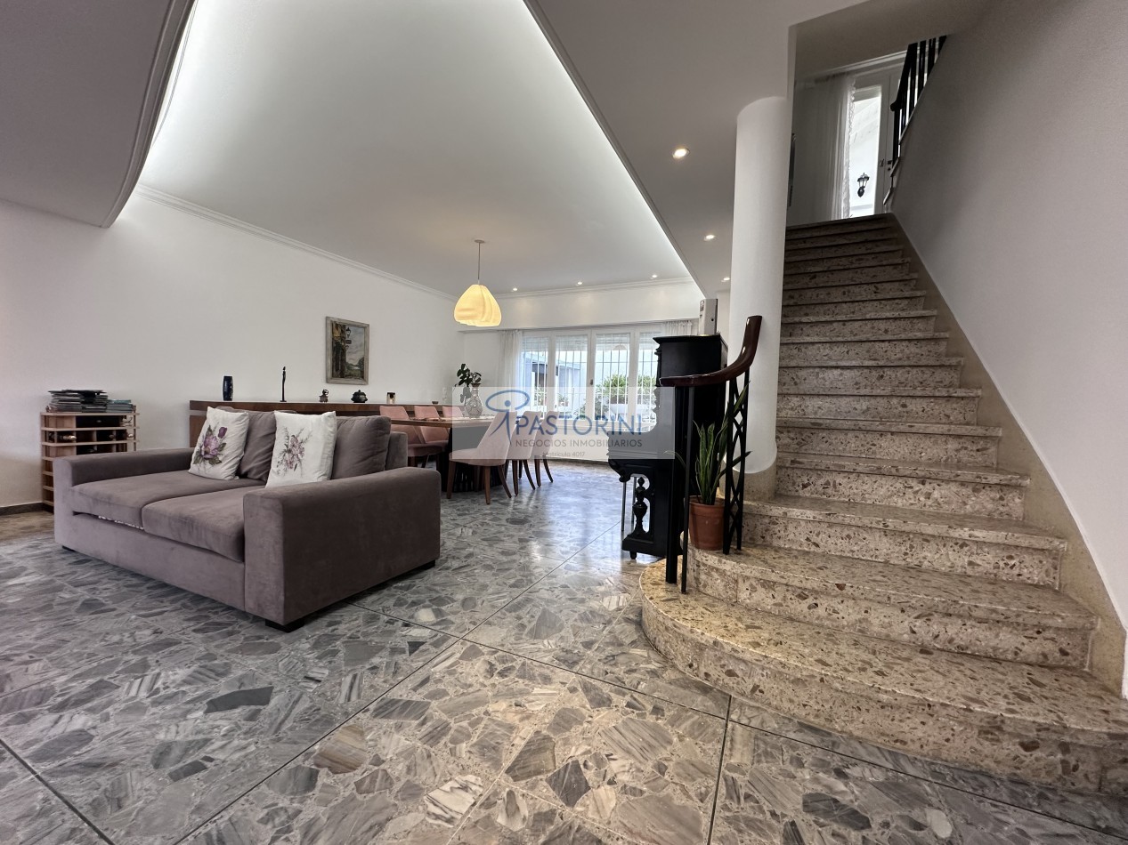 HERMOSA CASA EN BARRIO LA PERLA