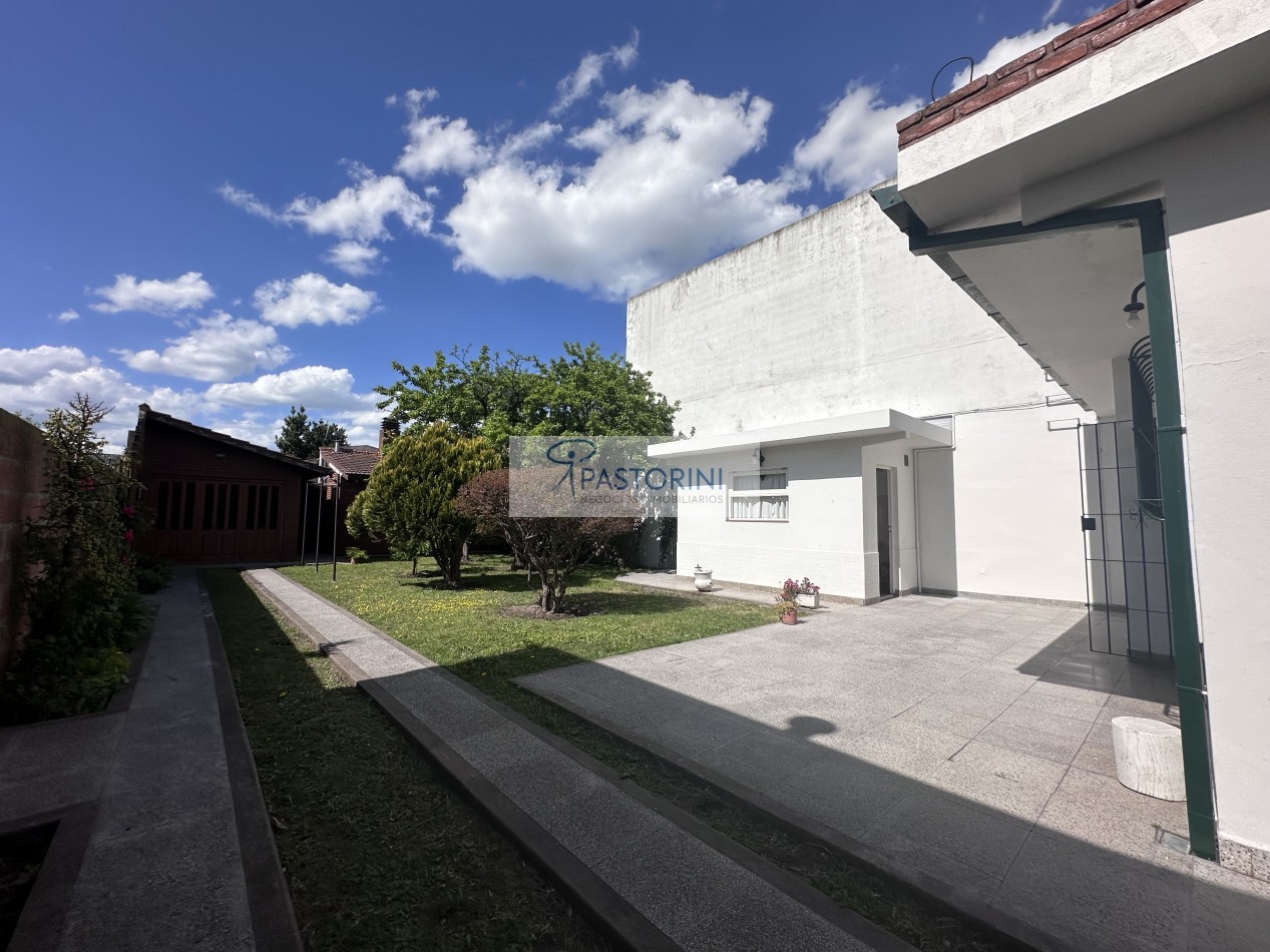 Impecable casa con parque en venta 