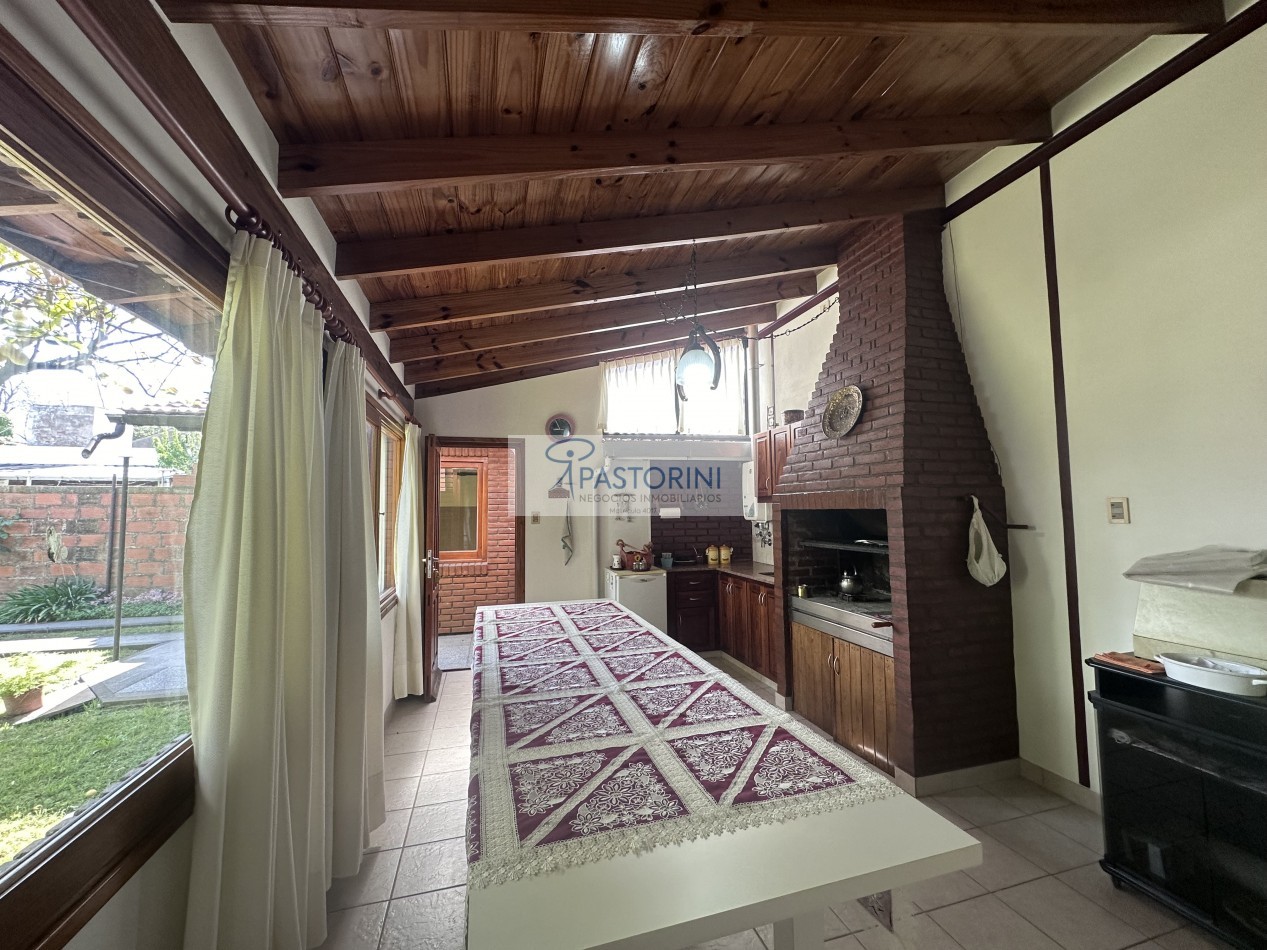 Impecable casa con parque en venta 