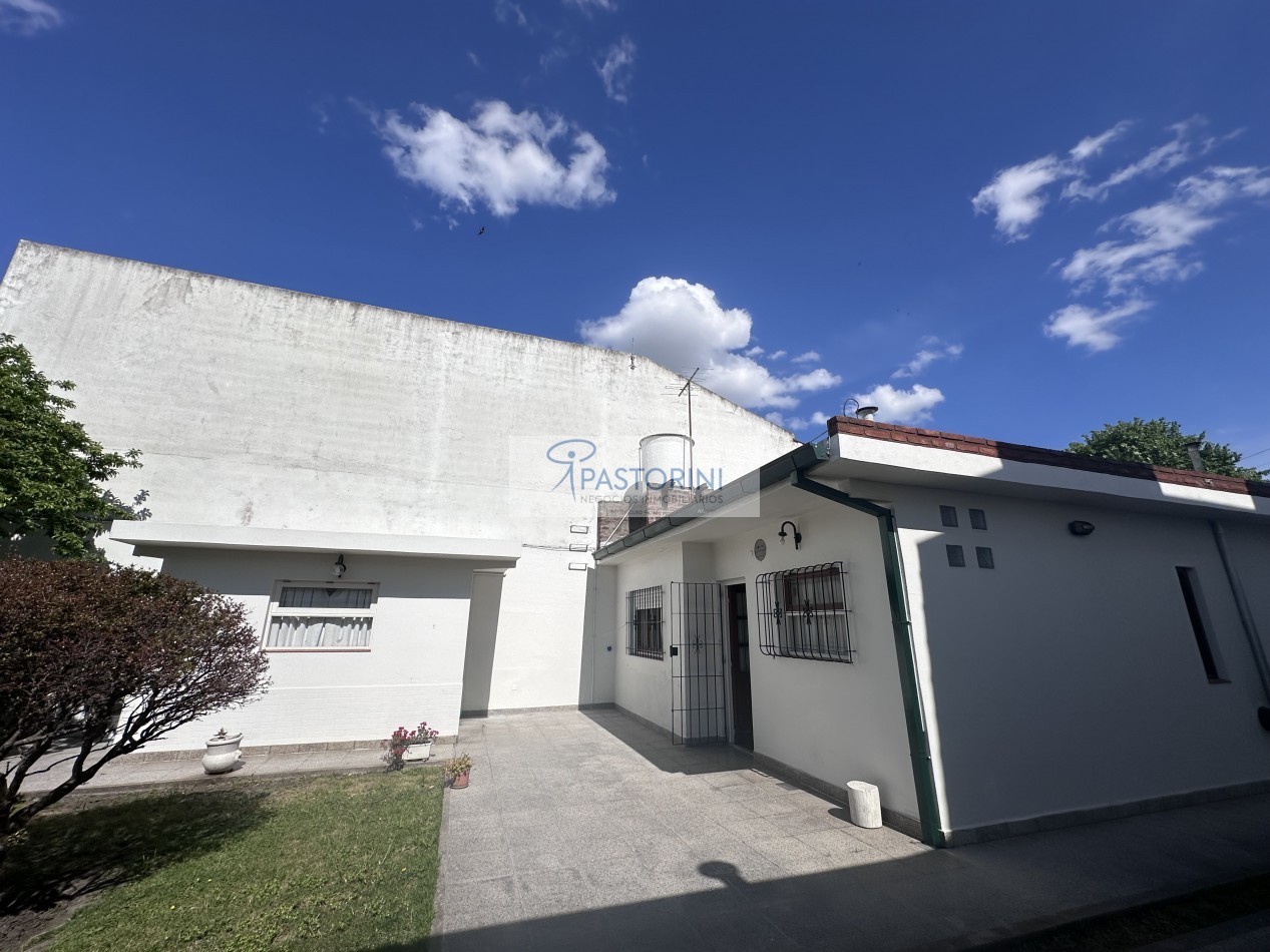 Impecable casa con parque en venta 