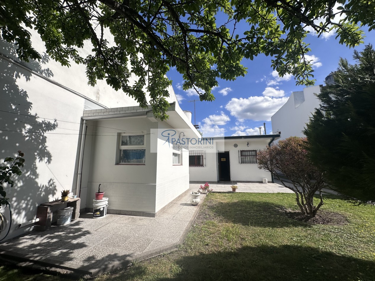 Impecable casa con parque en venta 