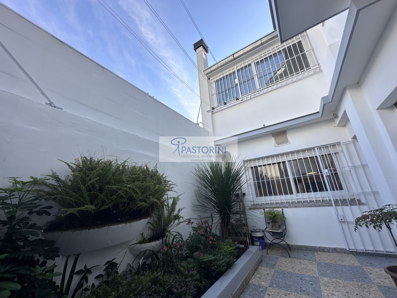 HERMOSA CASA EN BARRIO LA PERLA