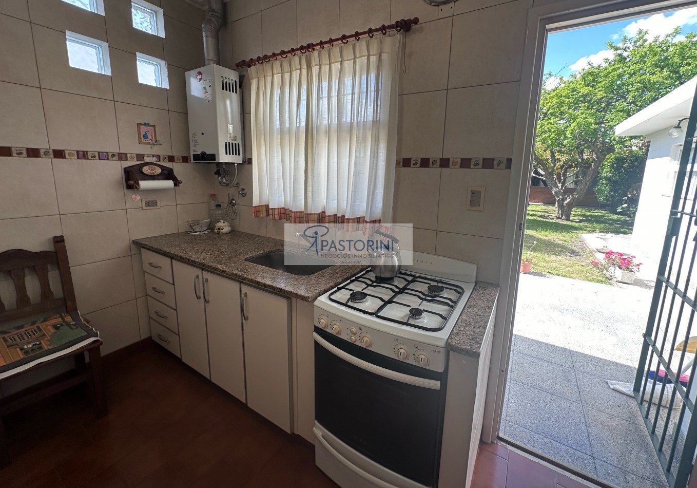 Impecable casa con parque en venta 