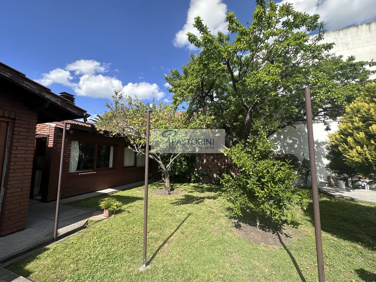Impecable casa con parque en venta 