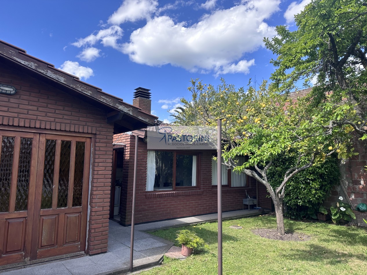 Impecable casa con parque en venta 