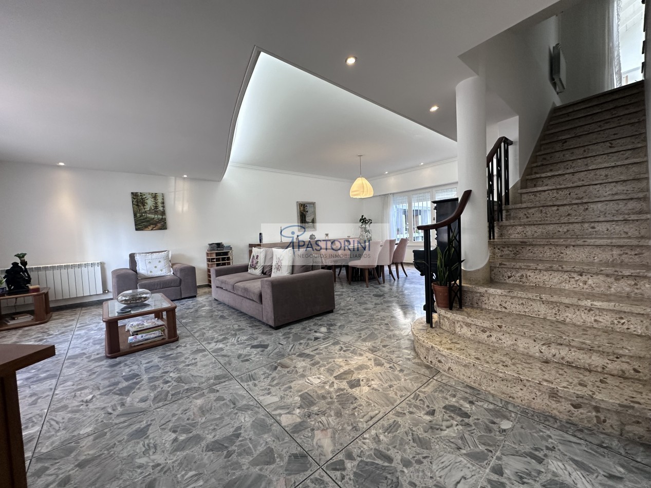 HERMOSA CASA EN BARRIO LA PERLA