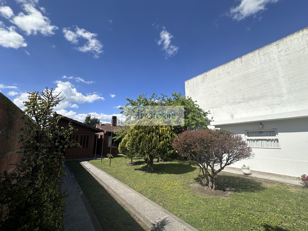 Impecable casa con parque en venta 