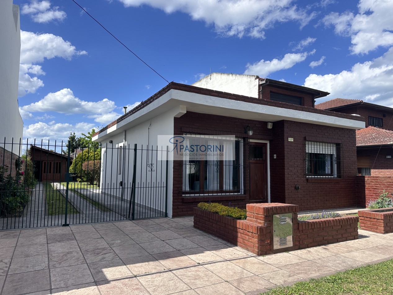 Impecable casa con parque en venta 
